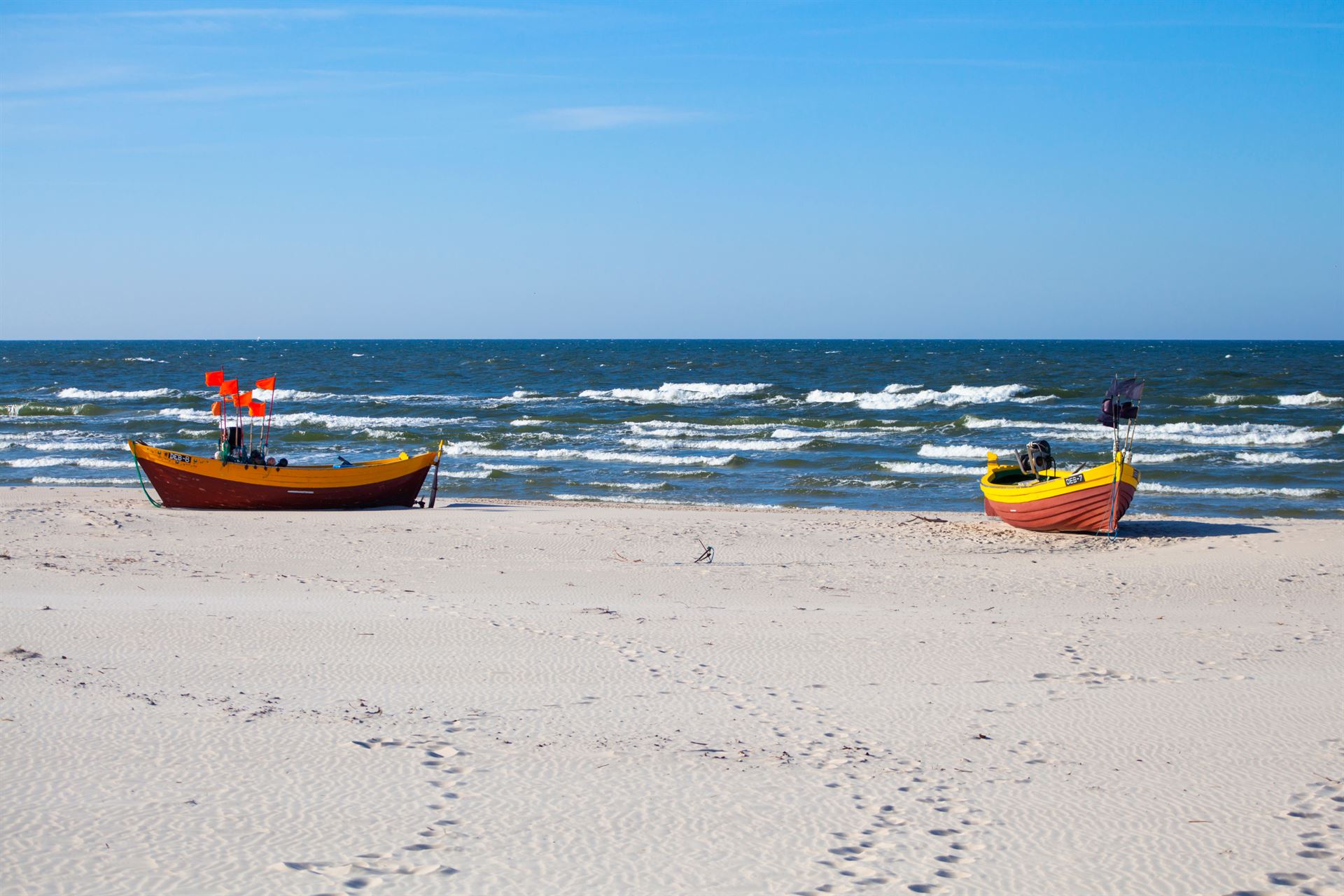 łodzie na plaży